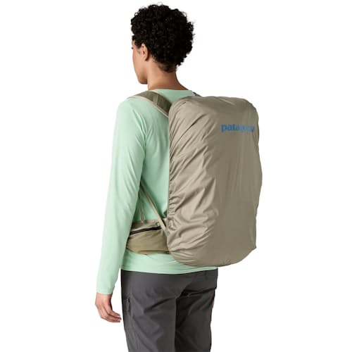 on model image of Terravia Pack 28L