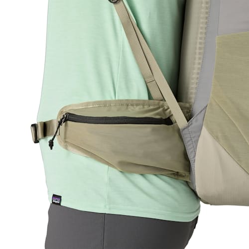 on model image of Terravia Pack 28L