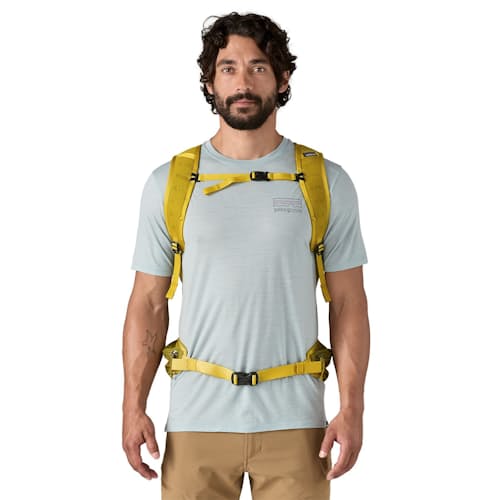 on model image of Terravia Pack 22L
