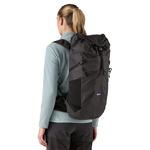 on model image of Terravia Pack 28L