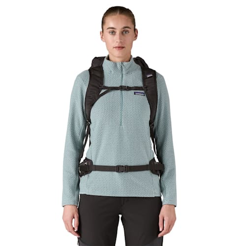 on model image of Terravia Pack 28L
