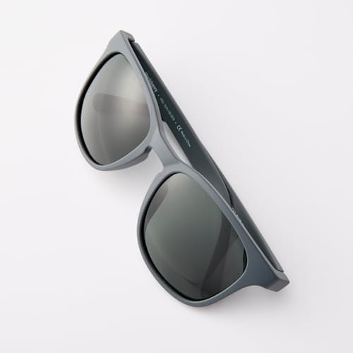 laydown image of Weekenders Sunglasses