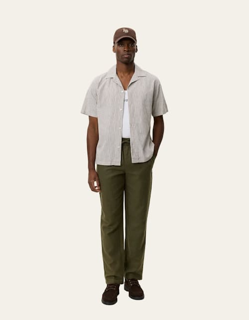 on model image of Lukas Cotton Linen Short Sleeve Shirt