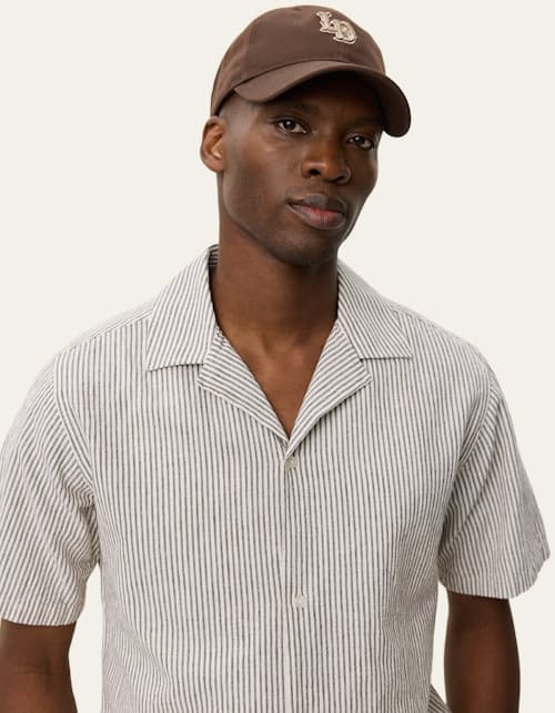 on model image of Lukas Cotton Linen Short Sleeve Shirt