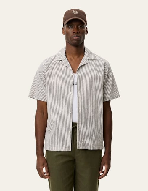 on model image of Lukas Cotton Linen Short Sleeve Shirt