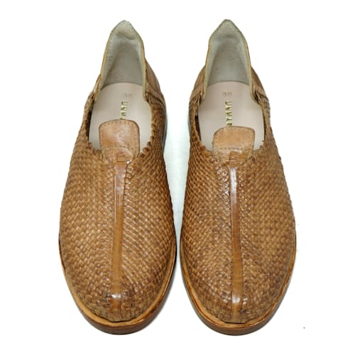 laydown image of Huarache Balam