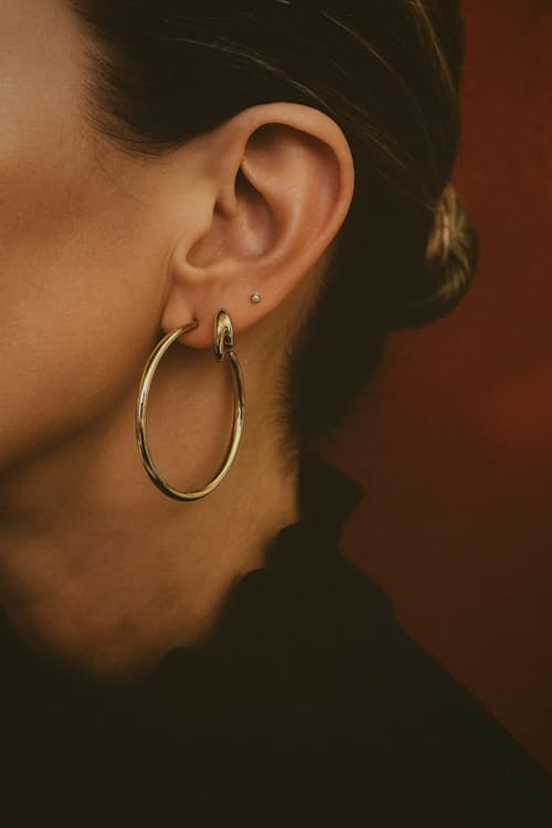lifestyle image of Women's Pearl Drop Hoop