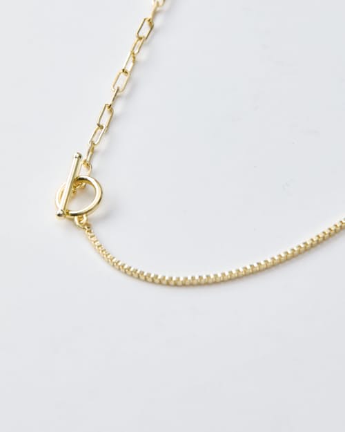 laydown detail image of Women's Gold Toggle Necklace