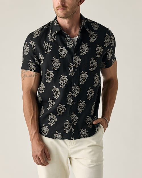 on model image of Short Sleeve Isles Linen Shirt