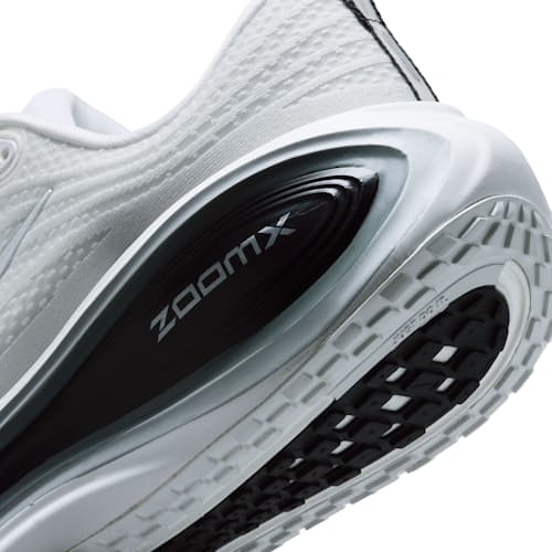 laydown detail image of Vomero Plus