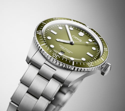 laydown detail image of Divers Date Watch