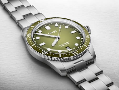 laydown detail image of Divers Date Watch