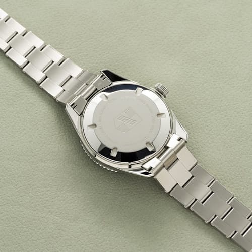 laydown detail image of Divers Date Watch