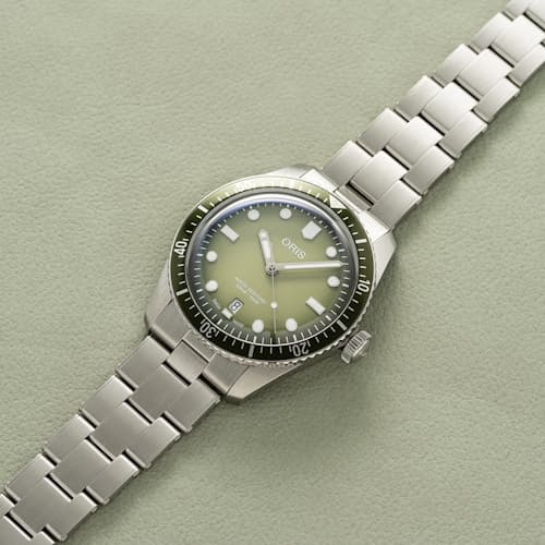 laydown detail image of Divers Date Watch