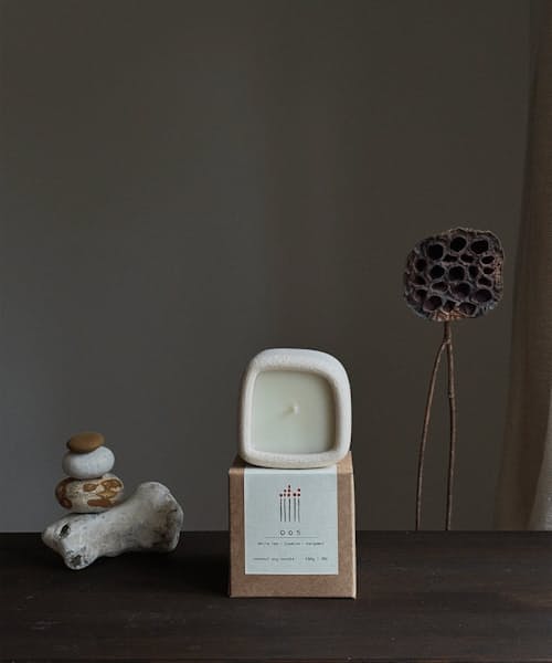 lifestyle image of Kyu Candle