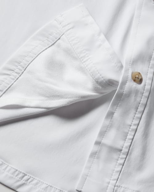 laydown detail image of Gulfstream Performance Shirt