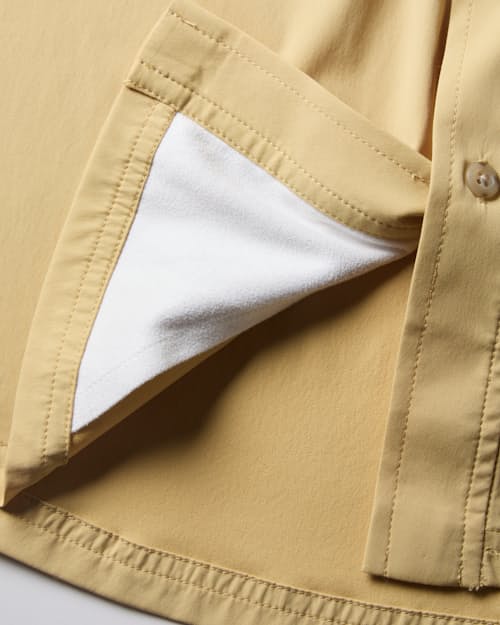 laydown detail image of Gulfstream Performance Shirt