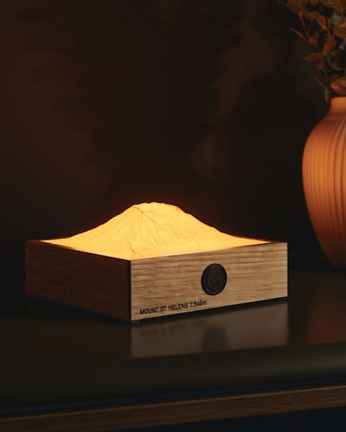 lifestyle image of Holzgestein Mount St. Helens Lamp