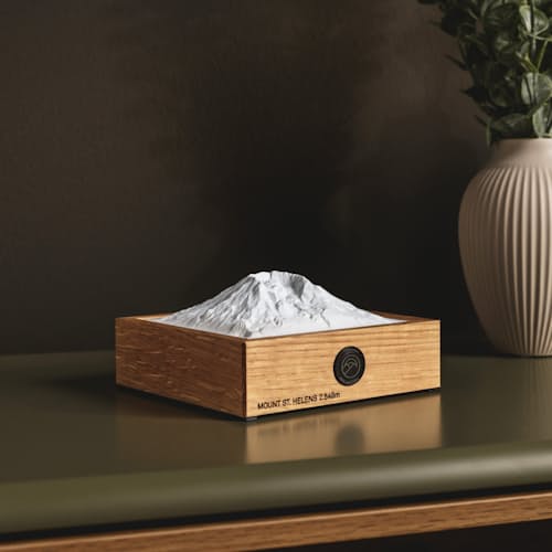 lifestyle image of Holzgestein Mount St. Helens Lamp