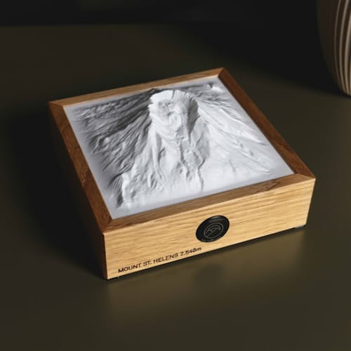lifestyle image of Holzgestein Mount St. Helens Lamp