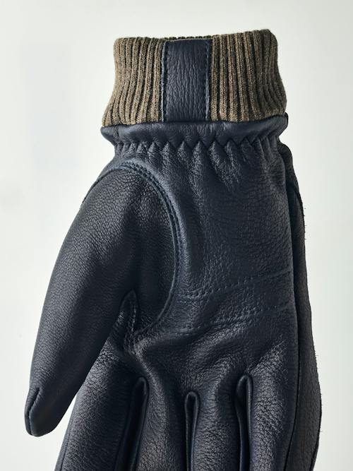 laydown detail image of Tore Glove