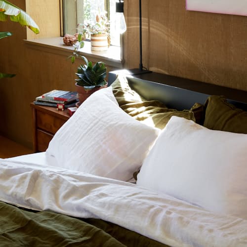 laydown image of Stonewashed Linen Sheet Set - Queen
