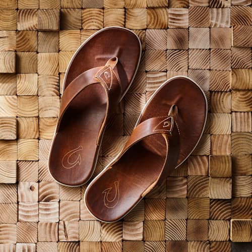 laydown image of Nalukai Sandal