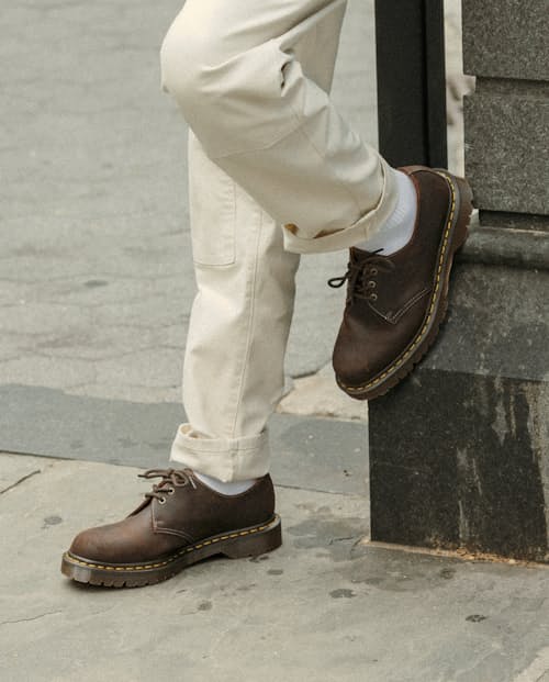 lifestyle image of 1461 Made In England Commander Oxford Shoe