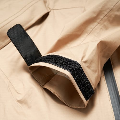 laydown image of Aguacero Rain Shell