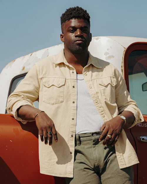 Abraham is 5’9’’, 175lbs, and wearing size M