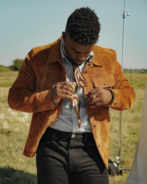 Abraham is 5’9’’, 175lbs,  and wearing size M