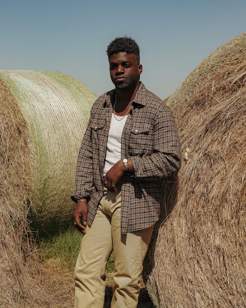 Abraham is 5’9’’, 175lbs,  and wearing size M