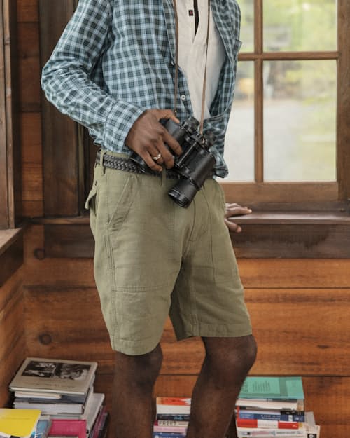 lifestyle image of Cotton Linen Supply Short - 8.5"