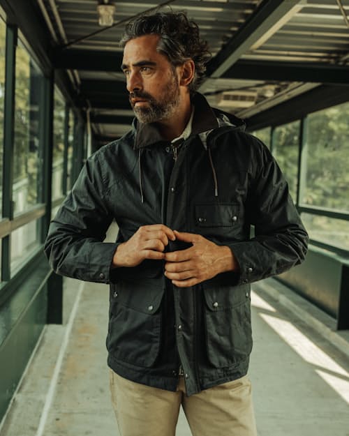 Quetzal is 6’1”, 170 lbs, and wearing a size M