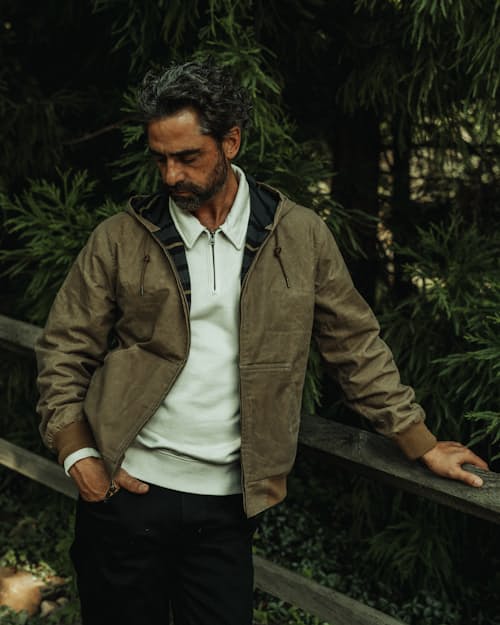 Quetzal is 6'1", 170 lbs, and wearing a size M