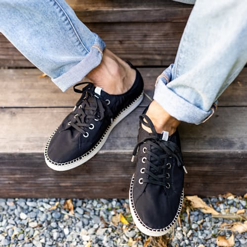 laydown image of Montrose Shoe