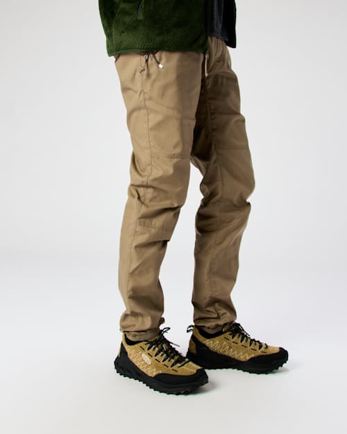 on model image of Vardag Trousers