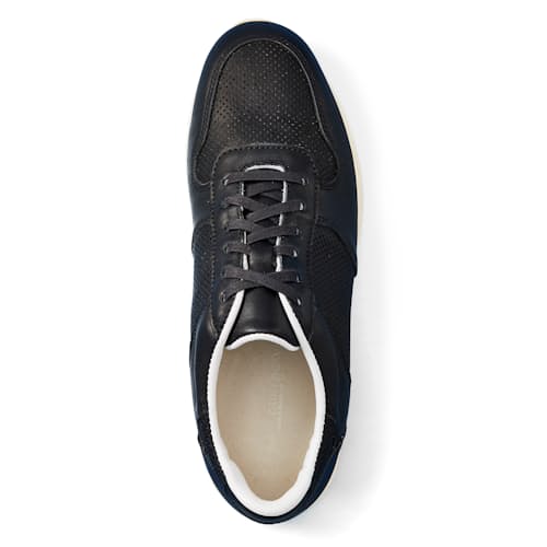 laydown image of Bennett Trainer