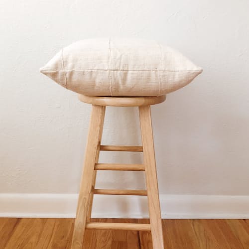 laydown image of Basse Pillow