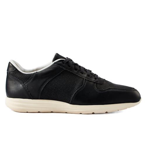 laydown image of Bennett Trainer