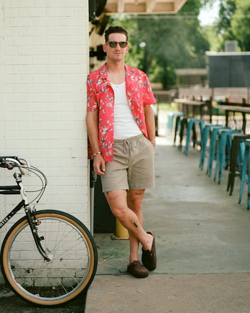 lifestyle image of Cotton Linen Drawstring Short - 7"
