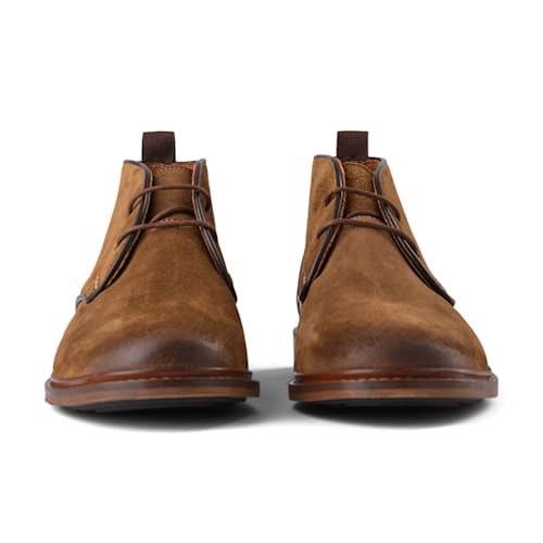 laydown image of Dalton Suede Chukka